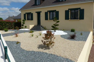 Inspiration for a small contemporary front yard full sun garden in Other with a garden path and gravel.