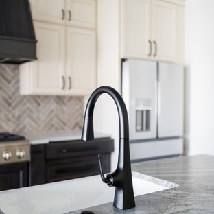 Foto di una cucina contemporanea di medie dimensioni con lavello sottopiano, ante in stile shaker, ante gialle, top in granito, elettrodomestici in acciaio inossidabile, pavimento in legno massello medio e top grigio