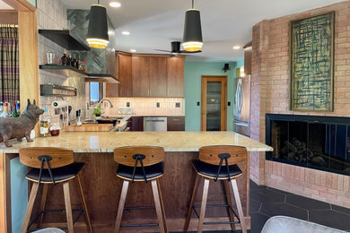 Inspiration för ett mellanstort 60 tals grön grönt kök, med en undermonterad diskho, öppna hyllor, skåp i mellenmörkt trä, bänkskiva i kvartsit, grönt stänkskydd, stänkskydd i porslinskakel, rostfria vitvaror, klinkergolv i keramik, en halv köksö och svart golv