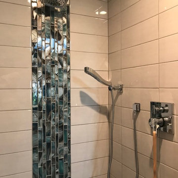 Midland - Mid-Century Bathroom