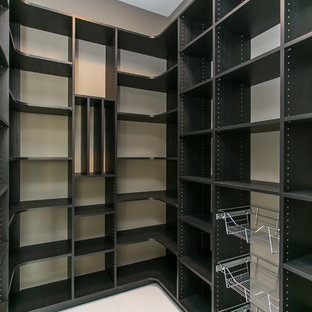 Idéer för att renovera ett stort funkis kök, med en undermonterad diskho, skåp i shakerstil, svarta skåp, granitbänkskiva, vitt stänkskydd, stänkskydd i stenkakel, rostfria vitvaror, en köksö och vitt golv