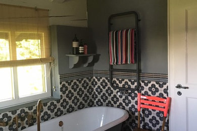 Badezimmer im Landhausstil sieht unsere freistehende Nostalgie-Badewanne Manches