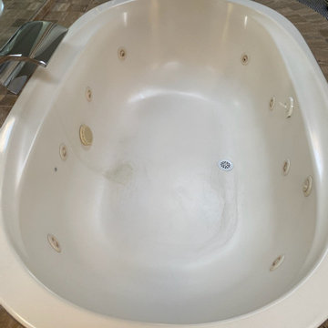 Jazzy Jacuzzi Tub Refinishing (BEFORE 1)