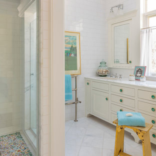 Пример оригинального дизайна: большая главная ванная комната в стиле шебби-шик с фасадами в стиле шейкер, белыми фасадами, мраморной столешницей, белой плиткой, плиткой кабанчик, врезной раковиной, угловым душем, мраморным полом и белым полом