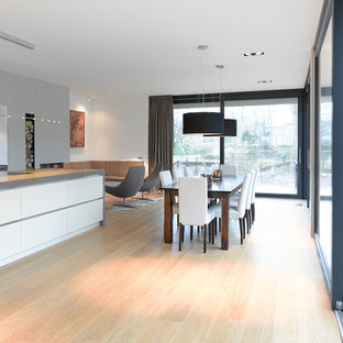 ハンブルクの広いモダンスタイルのLDKの画像 (白い壁、淡色無垢フローリング)