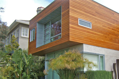 Пример оригинального дизайна: двухэтажный, деревянный, серый, большой дом в стиле модернизм с плоской крышей