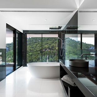 Diseño de cuarto de baño principal, actual, grande, con armarios abiertos, bañera exenta, combinación de ducha y bañera, paredes blancas y lavabo sobreencimera