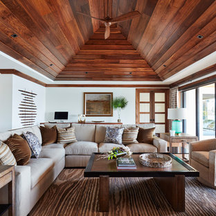 Foto de salón para visitas abierto, exótico, de tamaño medio, sin chimenea y televisor, con paredes blancas, suelo de madera en tonos medios y suelo beige