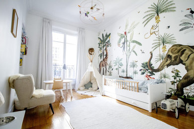 Imagen de habitación de bebé tropical con paredes verdes y papel pintado