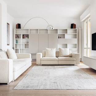 Imagen de salón moderno con suelo de madera clara y televisor colgado en la pared