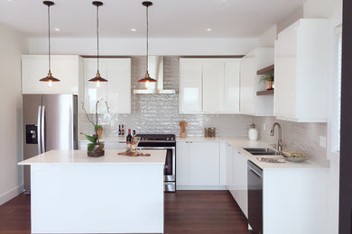 Kitchen - contemporary kitchen idea in Vancouver