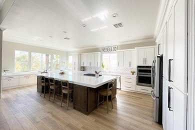ラスベガスにある高級な広いトランジショナルスタイルのおしゃれなキッチン (白いキャビネット) の写真