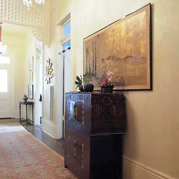 My Houzz: Art and Antiques in a Louisiana Center-Hall Cottage
