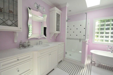 Example of a classic bathroom design in Raleigh