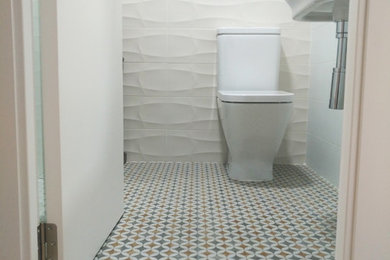 Cette image montre un WC et toilettes traditionnel de taille moyenne avec un lavabo suspendu.