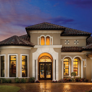 Zweistöckiges, Graues Mediterranes Haus in Tampa