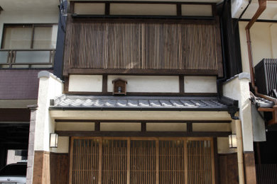 京都にある小さなモダンスタイルのおしゃれな家の外観 (漆喰サイディング) の写真