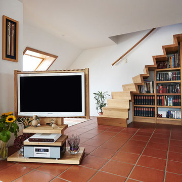 Faltwerktreppe mit Z-Setzstufe getragen von einem Bücherregal