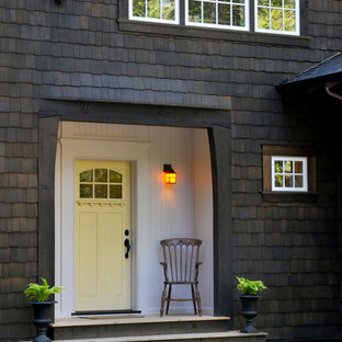 バンクーバーのヴィクトリアン調のおしゃれな玄関 (黄色いドア) の写真