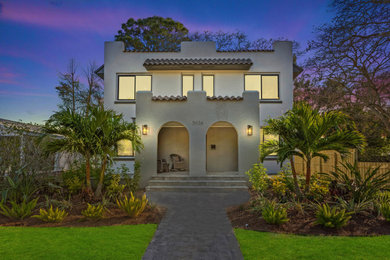 Inspiration for a transitional exterior home remodel in Tampa