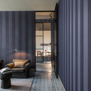 Imagen de salón abierto, mediterráneo, con paredes púrpuras, suelo de baldosas de cerámica y suelo multicolor