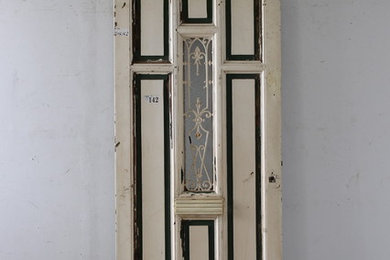 小窓のあるアイアン飾り玄関ドア