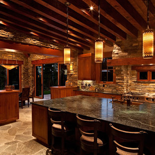 Rustikale Küchen mit Rückwand aus Steinfliesen Ideen, Design & Bilder