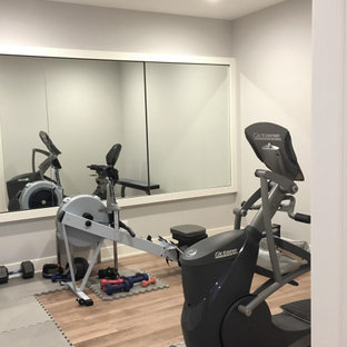 ミネアポリスの小さいカントリー風おしゃれなトレーニングルーム (グレーの壁、淡色無垢フローリング、茶色い床) の写真