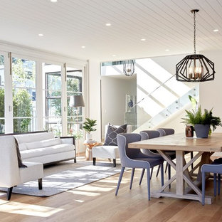 シドニーのトランジショナルスタイルのLDKの画像 (白い壁、淡色無垢フローリング、ベージュの床)