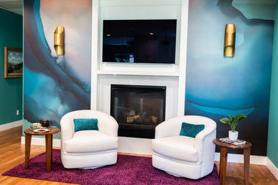 Imagen de salón para visitas cerrado moderno de tamaño medio con paredes azules, suelo de madera en tonos medios, todas las chimeneas, televisor colgado en la pared, suelo marrón y papel pintado