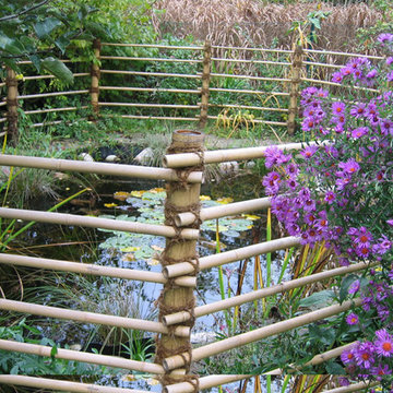 Bambus-Zaun um Gartenteich