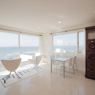 Mediterranes Wohnzimmer mit gebeiztem Holzboden und weißem Boden in Yokohama