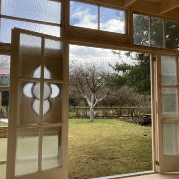 Individuelles Gartenhaus mit Vintage Fenstern