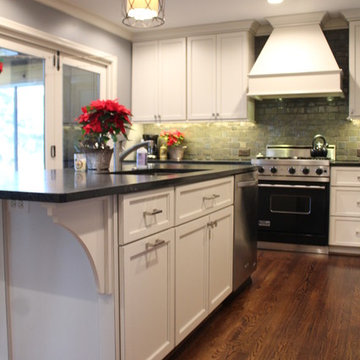 Starmark Kitchen in Maple Stratford Macadamia w/ Nickel Glaze