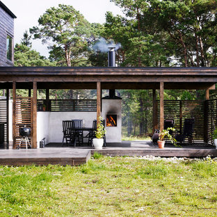 ストックホルムの中サイズの北欧スタイルのおしゃれな屋上のデッキ (ファイヤーピット、日よけなし) の写真