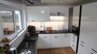 Weiße Küche mit schwarzer Arbeitsfläche