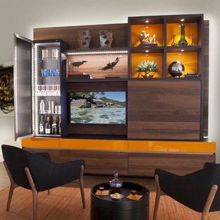 Bild på ett stort funkis allrum med öppen planlösning, med en hemmabar, grå väggar, mörkt trägolv och en inbyggd mediavägg