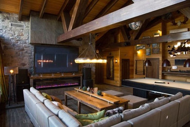Идея дизайна: большая открытая гостиная комната в стиле кантри с полом из керамогранита и телевизором на стене