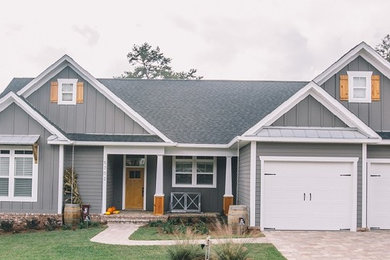 This is an example of a mid-sized arts and crafts one-storey grey exterior in Atlanta with a gable roof.
