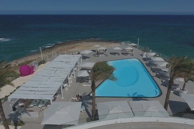 Großer Moderner Pool in individueller Form mit Pflastersteinen in Bari