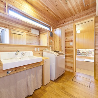 Idee per una lavanderia etnica con pareti marroni e pavimento marrone