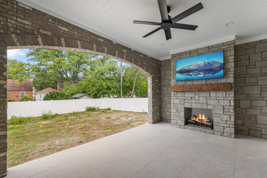 Example of a transitional patio design in Detroit