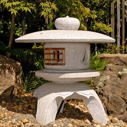ANTIQUE YUKIMI LANTERN - Products