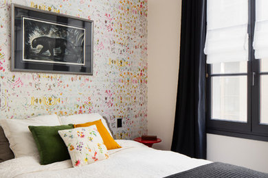 Cette photo montre une chambre scandinave avec un mur multicolore.