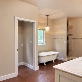 Idee per una grande stanza da bagno padronale moderna con lavabo sottopiano, consolle stile comò, top in marmo, vasca con piedi a zampa di leone, doccia doppia, WC a due pezzi, piastrelle marroni, piastrelle in pietra, pareti beige e pavimento in mattoni