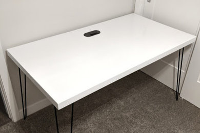 Diseño de despacho moderno grande con paredes grises, moqueta, escritorio independiente y suelo gris