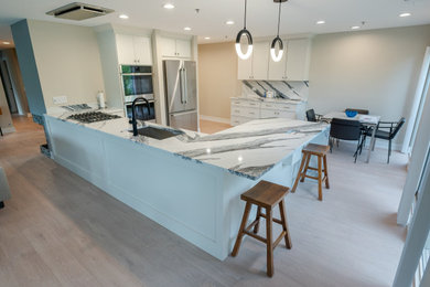Inspiration for a modern kitchen remodel in Chicago