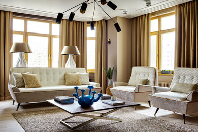 Imagen de salón actual pequeño sin chimenea con paredes beige, suelo de madera clara y suelo beige