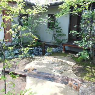 他の地域のアジアンスタイルのおしゃれな前庭 (日向、デッキ材舗装) の写真
