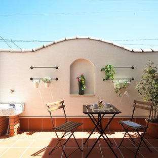 他の地域の地中海スタイルのおしゃれな中庭のテラス (日よけなし) の写真